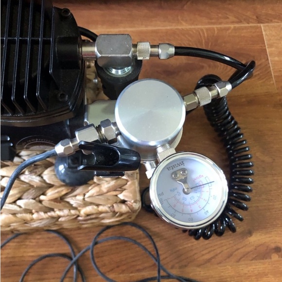 Iwata airbrush compressor - Picture 4 of 9